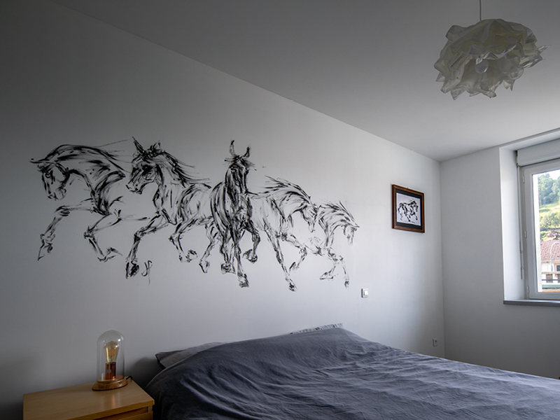 Fresque chevaux dans une chambre